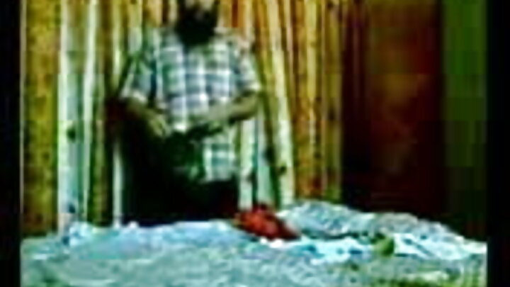 বড় সিলিকন স্তনযুক্ত একজন স্বর্ণকেশী বেশ্যা একটি কাস্টিং-এ চোদা খায়।