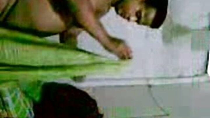 এক বিশাল স্তনের মেয়েকে তার সহকর্মীর স্ট্র্যাপ-অন দিয়ে চোদা হলো।