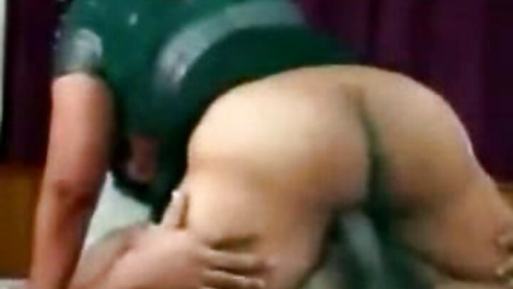 একটি মেয়ে গাড়ি চালাতে চালাতে ভিজে যায় এবং ছেলেটিকে টেবিলের উপর তাকে চোদতে দেয়।