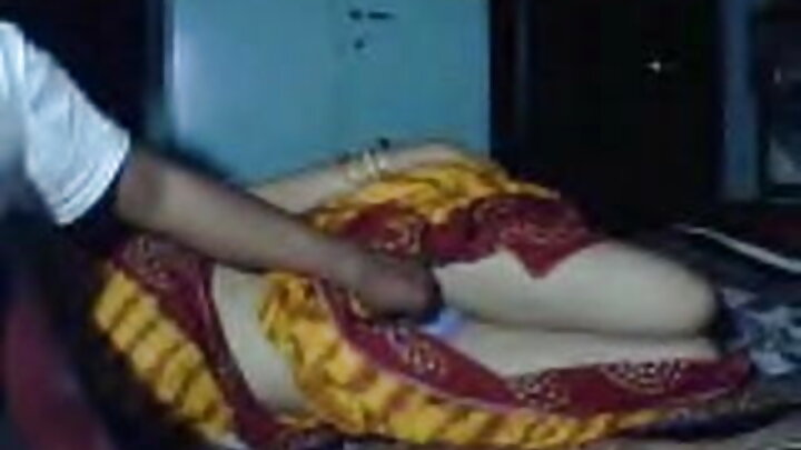 ছোটখাটো গড়নের কলেজ ছাত্রীরা সোফায় একজন পেশীবহুল পুরুষের সাথে সঙ্গম করে।