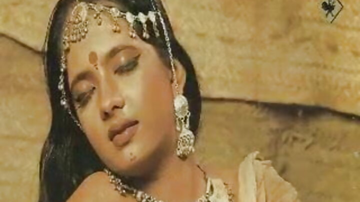 একজন লোক হার্ডকোর পর্ন-এ তার লিঙ্গ দিয়ে একটি রোগা মেয়েকে শাস্তি দেয়।