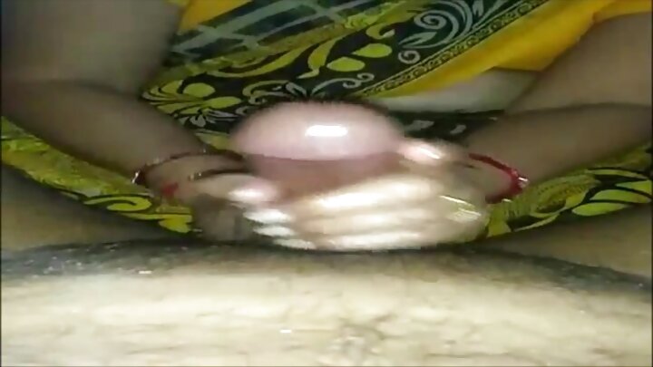 একজন কৃষ্ণাঙ্গ পুরুষ আন্তঃবর্ণীয় পায়ু সঙ্গমের সময় একজন মধ্যবয়সী মহিলার গভীর গলাকে রেহাই দেয় না।