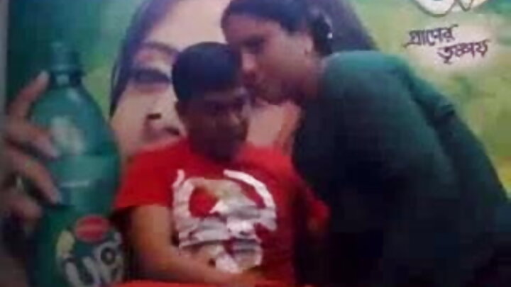 একজন স্বর্ণকেশী পুল খেলায় হেরে গেল এবং একজন লোক তার টাইট যোনিতে তাকে চুদল।