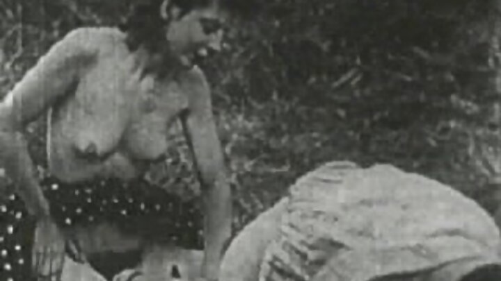 এক শ্যামাঙ্গী একটি পর্ন কাস্টিং-এ উদ্দাম যৌনমিলন করে।