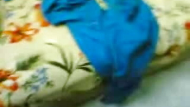সে এক স্থূলকায় মহিলার বড় পাছা ও যোনিতে একটি লিঙ্গ ঢুকিয়ে দিল