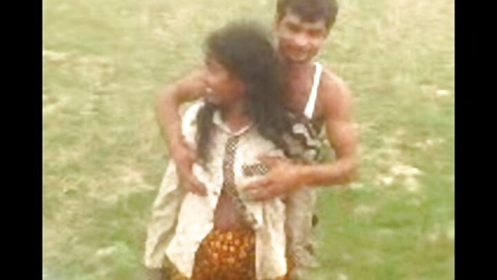 একজন সুন্দরী নারী তার প্রেমিকের কাছে একটি শক্তিশালী ক্রিমপাইয়ের জন্য মিনতি করেন।