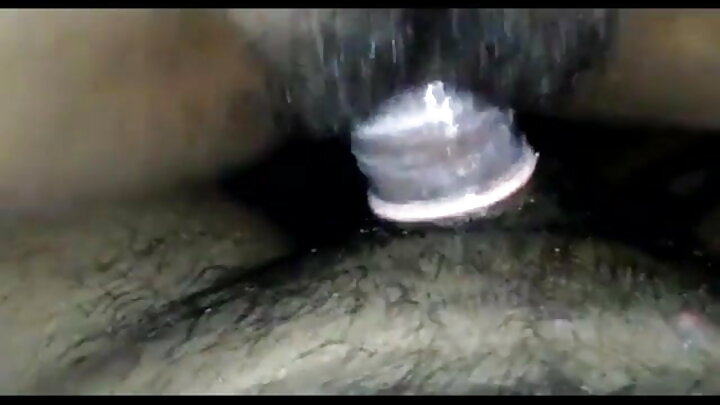 কাজের পর, একজন সুন্দরী এশীয় নারী সাধারণত একজন পেশীবহুল পুরুষের শক্ত লিঙ্গের উপর সময় কাটায়।