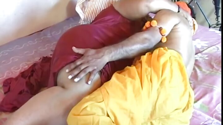 পতিতা টাকার জন্য একজন পুরুষের সাথে পায়ু সঙ্গম করে