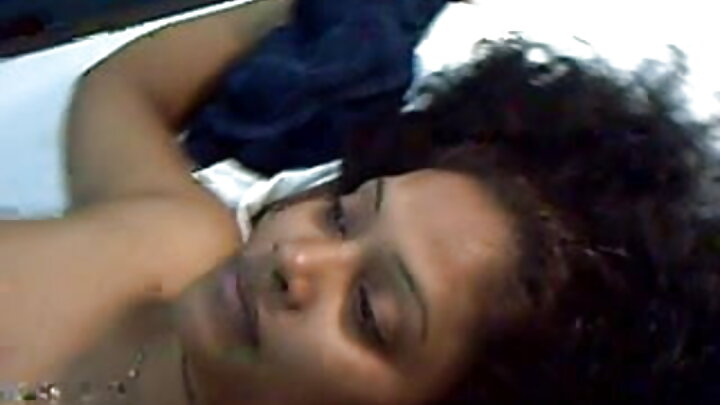আকর্ষণীয় তরুণী লেসবিয়ানরা একে অপরকে চাটে এবং আঙুল দিয়ে উত্তেজিত করে।