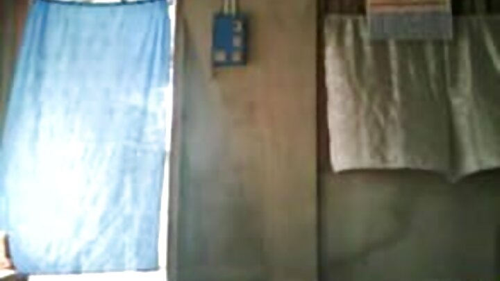 বাদামী চোখের এক সুন্দরী তরুণী এক কৃষ্ণাঙ্গ পুরুষের সাথে উদ্দাম যৌনমিলন করে।
