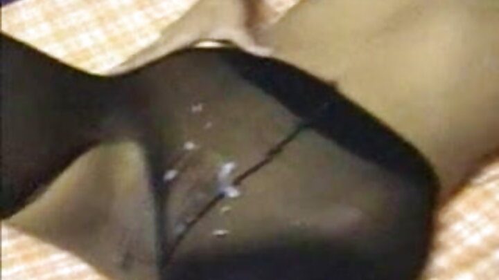 বেণী করা চুলের ছোটখাটো গড়নের এক তরুণী রুক্ষ যৌনতা উপভোগ করে