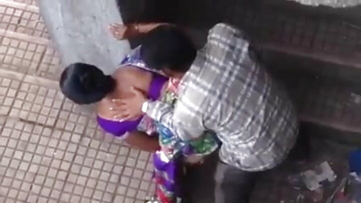 একজন রোগা ছাত্রী পর্ন জগতে ক্যারিয়ার গড়ার জন্য কলেজ ছেড়ে দিয়েছে।