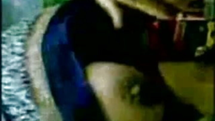 প্যান্টি পরা একটি মেয়ে মুখমৈথুন এবং তার যোনিতে একটি লিঙ্গ চায়।