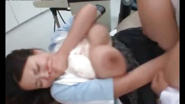 একজন স্ত্রী তার স্বামীকে তার নতুন অন্তর্বাস দেখিয়েছিলেন এবং স্বামী তাকে চুদলেন।