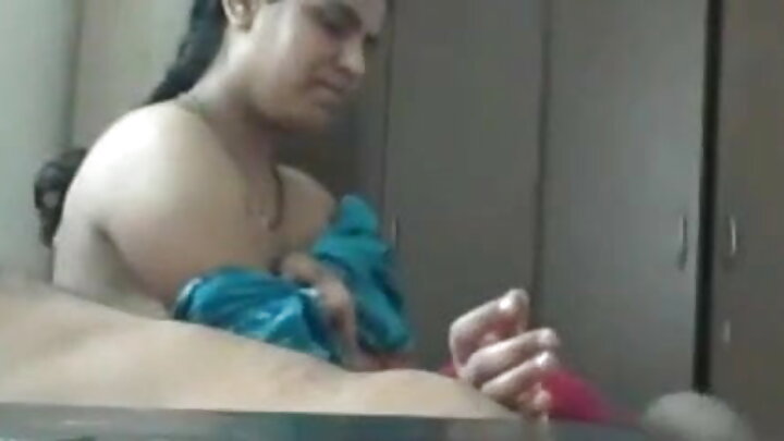 এক সুন্দরী স্বর্ণকেশী এক প্রতারিত স্বামীর জন্য একটি আন্তঃবর্ণীয় পায়ুসঙ্গমের প্রতারণার ভিডিও ধারণ করেছে।