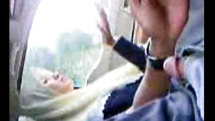 পিয়ার্সিং করা কোঁকড়া চুলের এক বেশ্যা একটি লিঙ্গ চোষে এবং তার উপর নিজেকে ঘষে।