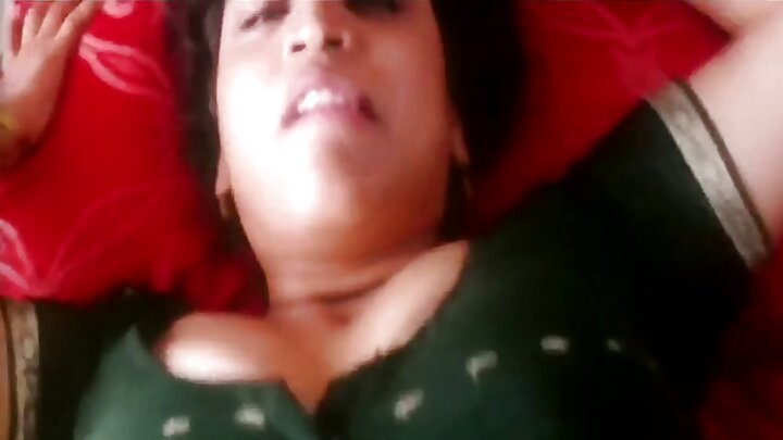 এক টাকমাথা লোক তার প্রেমিকার সাথে দেখা হওয়ার পর তাকে বড় লিঙ্গ দিয়ে চুদল।