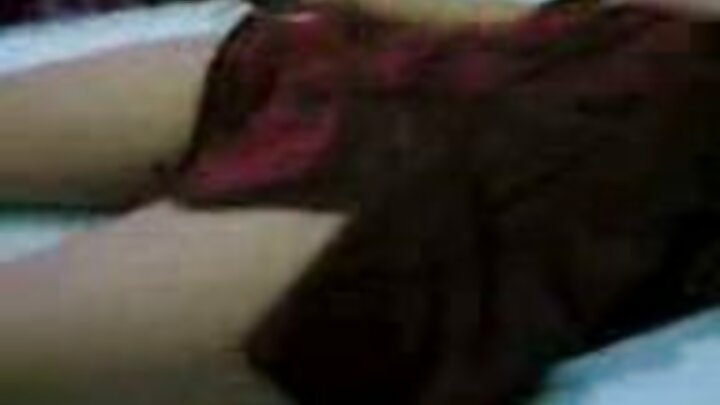 এক লালচুলো মধ্যবয়সী মহিলা এবং এক স্বর্ণকেশী তরুণী এক তরুণ প্রেমিককে চোদন দিল।