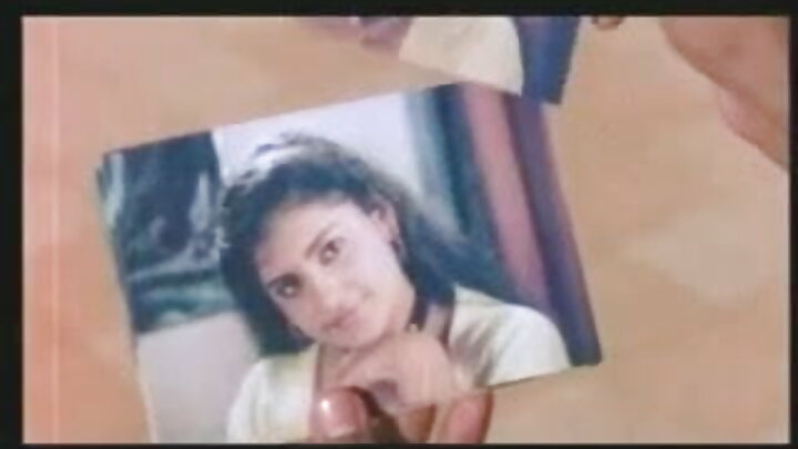 এক লালচুলো, প্যান্টি ছাড়া, তার মুখে বীর্য চায়।