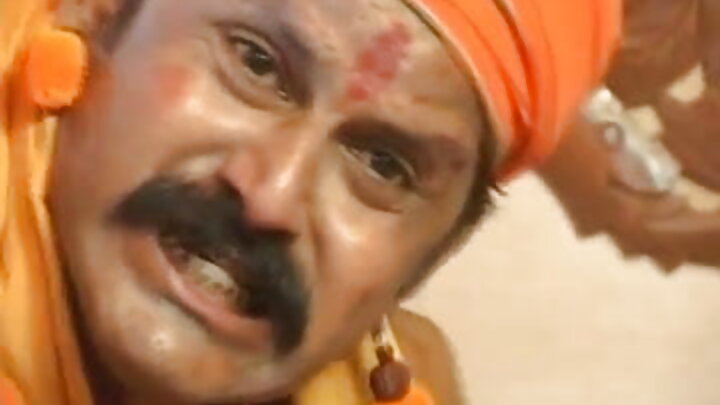 একজন ফটোগ্রাফার দুজন সরল মডেলকে একটি FFM গ্রুপ সেক্স সেশনে প্রলুব্ধ করেছিল।