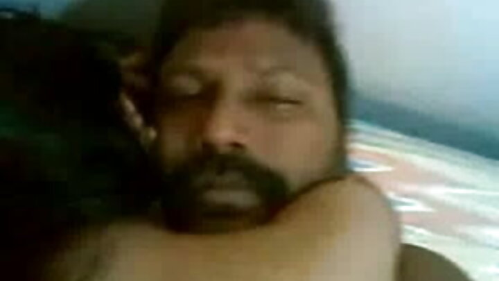 একজন আবেদনময়ী ট্যাটু করা স্বর্ণকেশীর কাছ থেকে গভীর থ্রোট ব্লোজব।