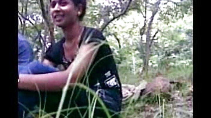একজন পুরুষ তার বন্ধুর সামনে একটি অল্পবয়সী মেয়েকে তার গলা ও যোনিতে নির্মমভাবে চোদে।