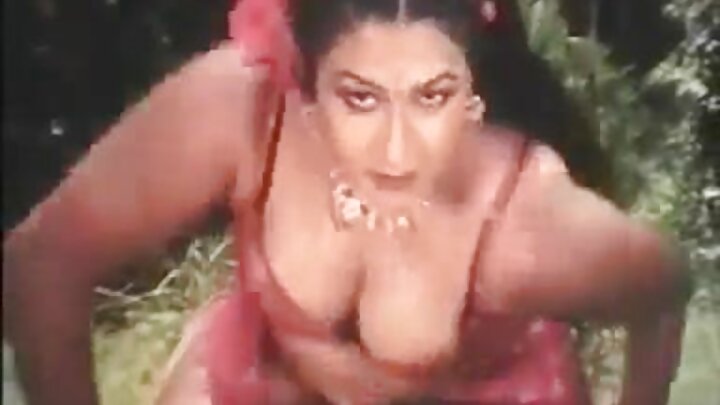 লোকটা এই সুন্দরী মাগীটাকে বিরক্ত হতে না দিয়েই তার বড় লিঙ্গ দিয়ে তাকে চুদল।