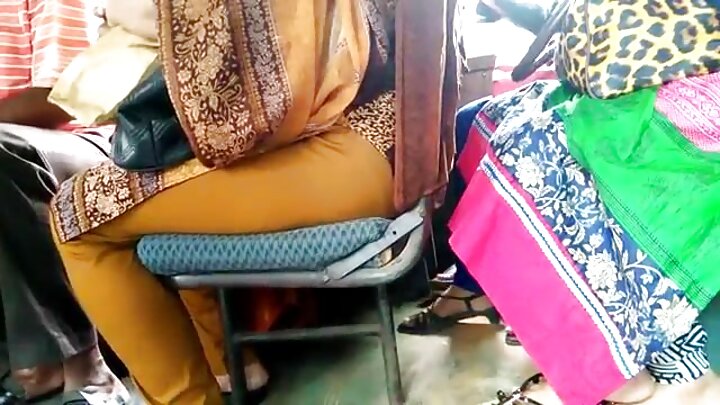 একজন যৌন প্রশিক্ষক তরুণ-তরুণীদের পায়ুসঙ্গম শেখাচ্ছিলেন
