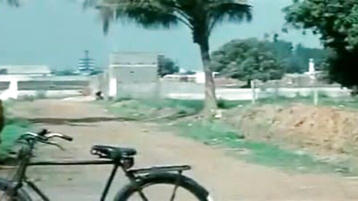 একজন ধনী বেশ্যা একজন কামার্ত রিয়েল্টরের সাথে পায়ু সঙ্গম করে
