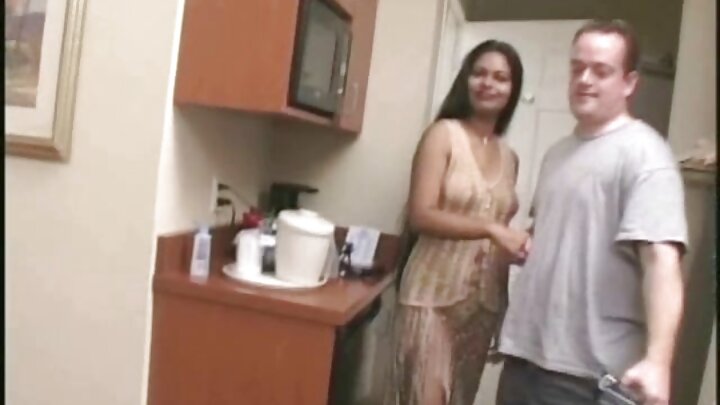 কালো পুরুষদের দ্বারা এক নমনীয় বেশ্যার দ্বৈত অনুপ্রবেশ