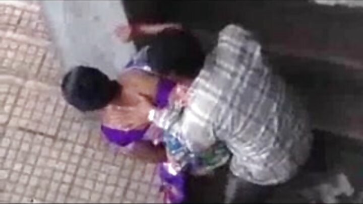 এক বিশালদেহী পুরুষ আবেগভরে এক ছোটখাটো এশীয় মহিলাকে তার আঁটসাঁট পায়ুপথে চোদে।