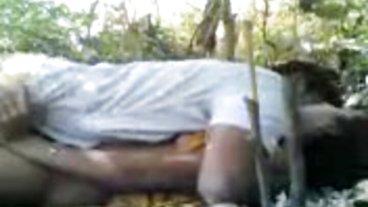 সুন্দরীরা তাদের যোনি ঘষে এবং একজন পুরুষের সাথে ত্রিসাম চেষ্টা করে