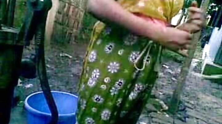 সুন্দর, বড় স্তনের একজন মধ্যবয়সী মহিলা একটি পর্ন কাস্টিংয়ে অংশ নিয়েছিলেন।