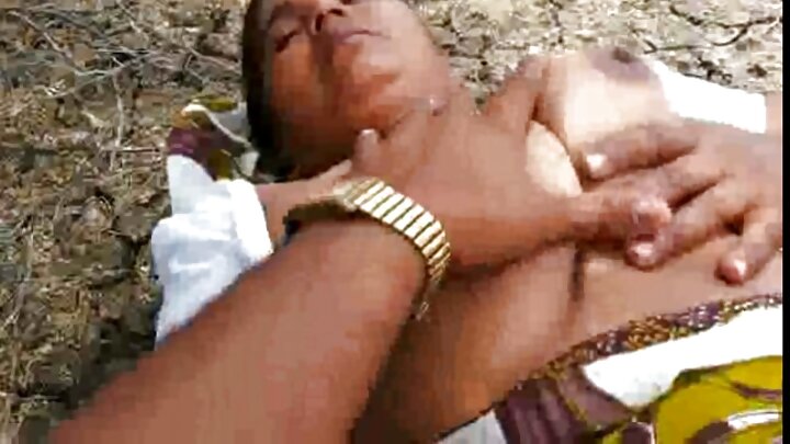 একজন ছোটখাটো ল্যাটিনা তার যোনিতে একটি বিশাল কৃষ্ণাঙ্গ লিঙ্গ গ্রহণ করে।