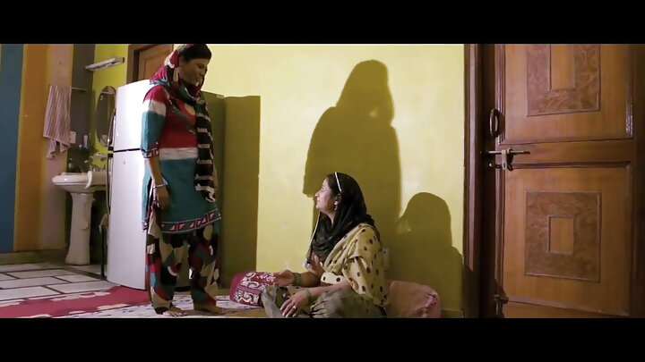 বড় স্তনযুক্ত একজন মিশ্রবর্ণের নারী একজন লাজুক পণ্ডিতকে প্রলুব্ধ করে।