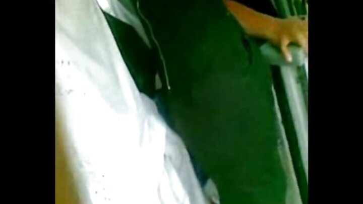 এক ক্ষীণকায় ক্যাশিয়ার অফিসে তার বসের সাথে উদ্দামভাবে যৌনমিলন করে।