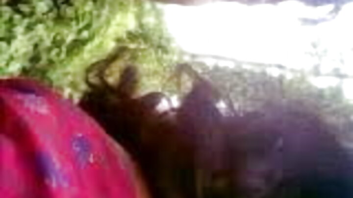 গোঁফওয়ালা একজন রকস্টার তার মোটা লিঙ্গ দিয়ে দুজন বাঁকানো শরীরের স্বর্ণকেশী মহিলাকে চোদে।