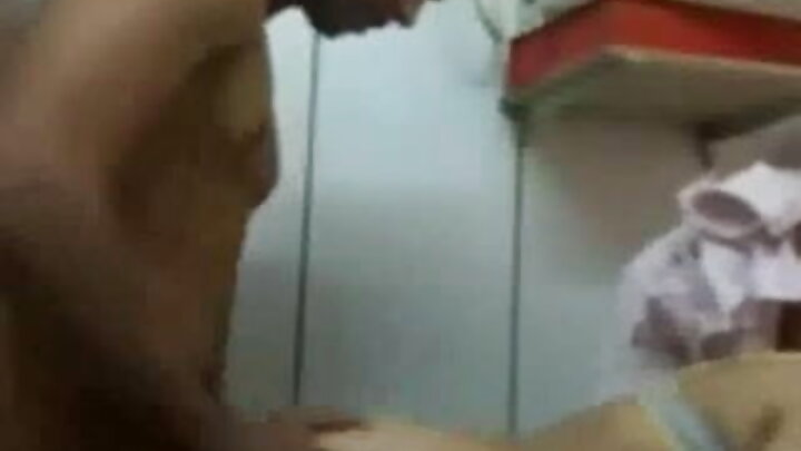 মাগীটা রঙিন লিঙ্গওয়ালা গ্লোরিহোল ভালোবাসে।