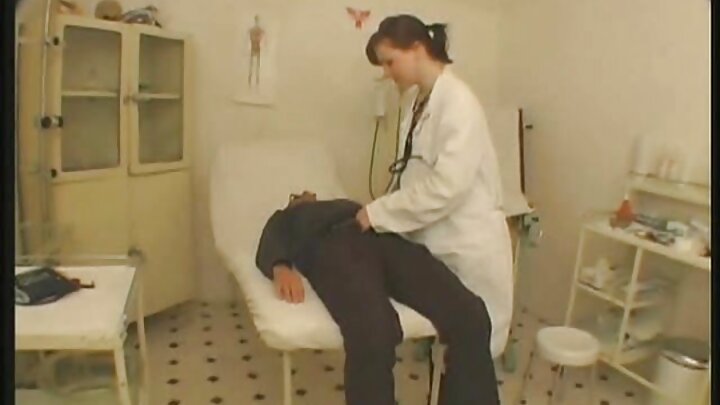 এক ভাগ্যবান পিকআপ আর্টিস্ট তার দুই আবেদনময়ী বান্ধবীকে তাদের ভেজা যোনিতে চোদন দিল।