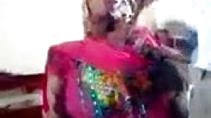 একজন স্তনবহুল বেশ্যা একজন নোংরা গুপ্তচরের সাথে যৌনমিলন উপভোগ করে।