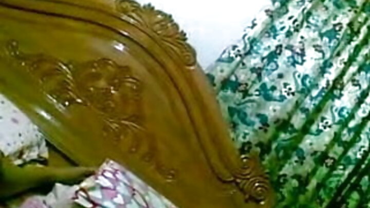 দুজন পুরুষ এক বেশ্যাকে তার গলা ও যোনিতে সজোরে চোদল