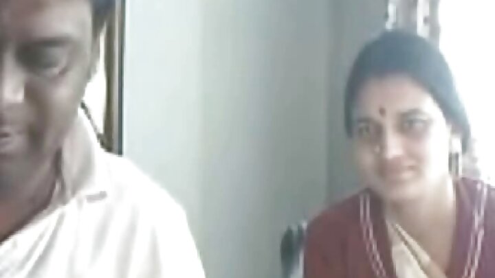 একজন কৃষ্ণাঙ্গ পুরুষ এক শীর্ণকায় শ্যামাঙ্গীকে চুদল এবং তার মুখে বীর্যপাত করল।