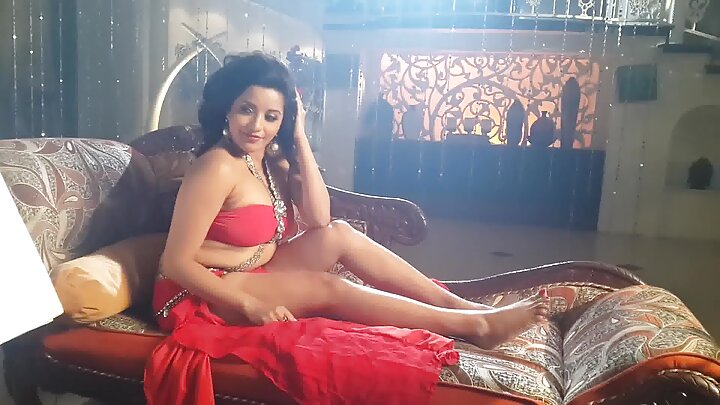 একজন অভিজ্ঞ নারীলোভী বড় পাছার এক লাতিনা মহিলাকে চোদে এবং তার যোনি বীর্যে পূর্ণ করে দেয়।