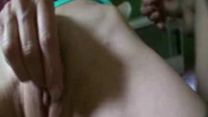 সে সকালে তার প্রেমিককে চমৎকার যৌনতা উপহার দিয়েছে।
