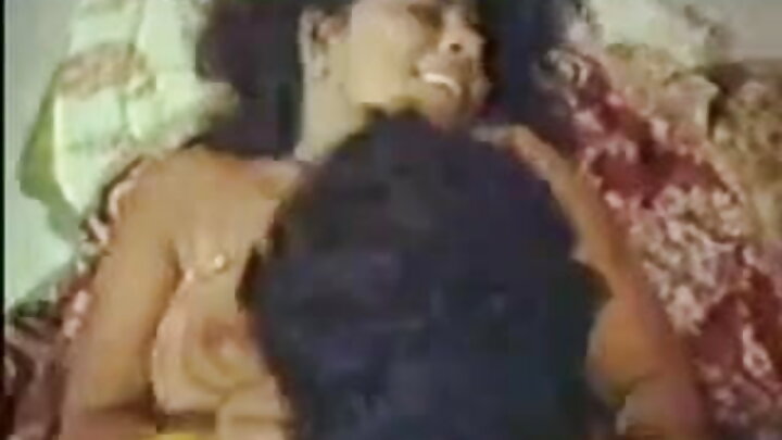 আমি আমার প্রতিবেশী লিয়ানা লাভিংসের উপর গুপ্তচরবৃত্তি করেছিলাম এবং শেষ পর্যন্ত তার যোনিতে সঙ্গম করেছিলাম।