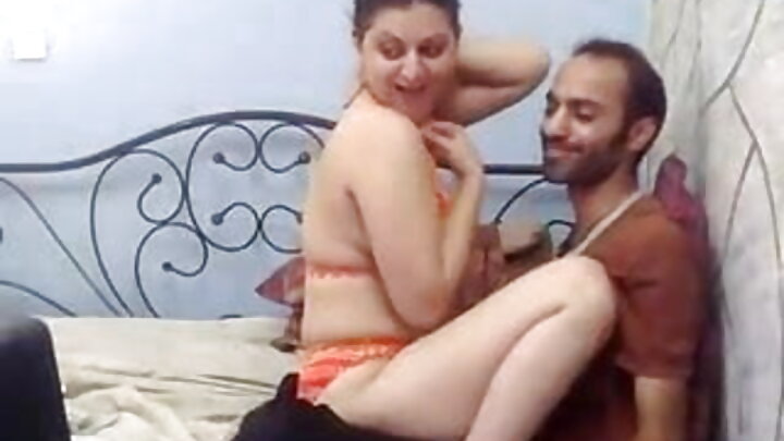 একটি মেয়ে একজন পুরুষের সাথে পায়ু যৌনমিলনের জন্য খাঁচা থেকে বেরিয়ে এল।