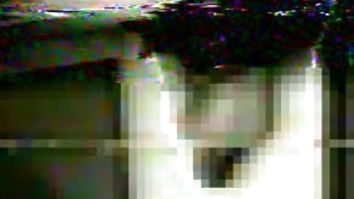 এক রোগা বেশ্যার ছোট পাছায় বীর্য প্রবেশ করে।