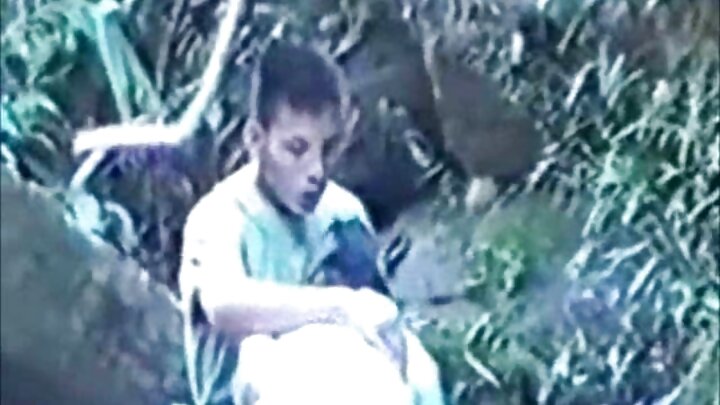 গোসলের পর কৃষ্ণাঙ্গ পরিচ্ছন্নতাকর্মী শ্বেতাঙ্গ মহিলার সাথে যৌনমিলন করে।