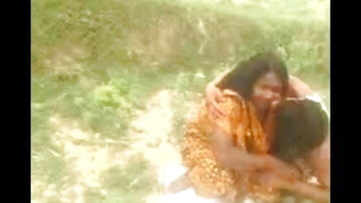তেল মাখা একজন স্বর্ণকেশী ধীরে ধীরে একটি শক্ত শিশ্নের উপর লাফায়।
