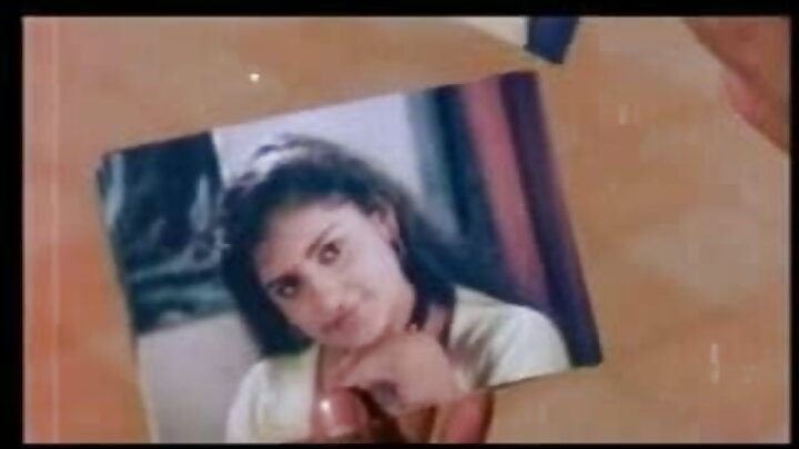 একজন ল্যাটিনার যোনি একটি বড় লিঙ্গ দ্বারা হস্তমৈথুন করানো হয় এবং বিদ্ধ করা হয়।